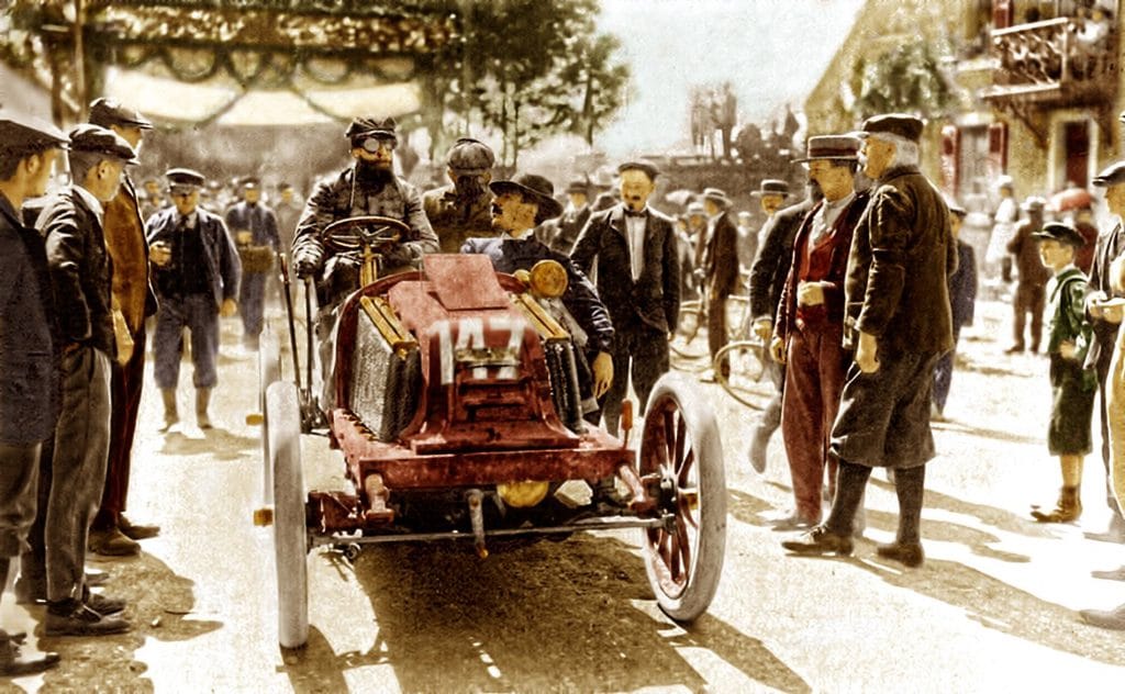 1902 photo noir/blanc reprise en couleur par un artiste, il ne s'agit pas de Camille Du Gast mais quand même de la course Paris Vienne Marcel Renault (Renault 4 cyl 5.4L )1st source Motorsporthistory