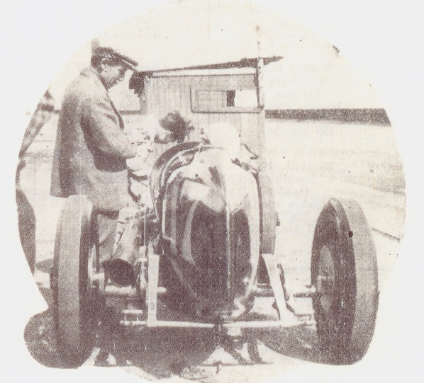 1929 Gwenda Stewart avec son ami réalise des record d'endurense sur Derby Vernon