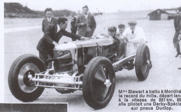 Gazette-Dunlop-mars-1933-1932 Gwenda Stewart à battu à Montlhéry le record du mille départ lancé à la vitesse de 221 km au volant du Derby Spéciale sur pneu Dunlop