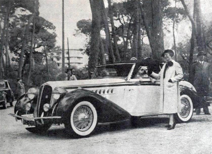 Lucy Schell, victorieuse du Concours d'élégance automobile de Juan-les-Pins en mai 1938, sur Delahaye cabriolet décapotable carrossée par Chapron.