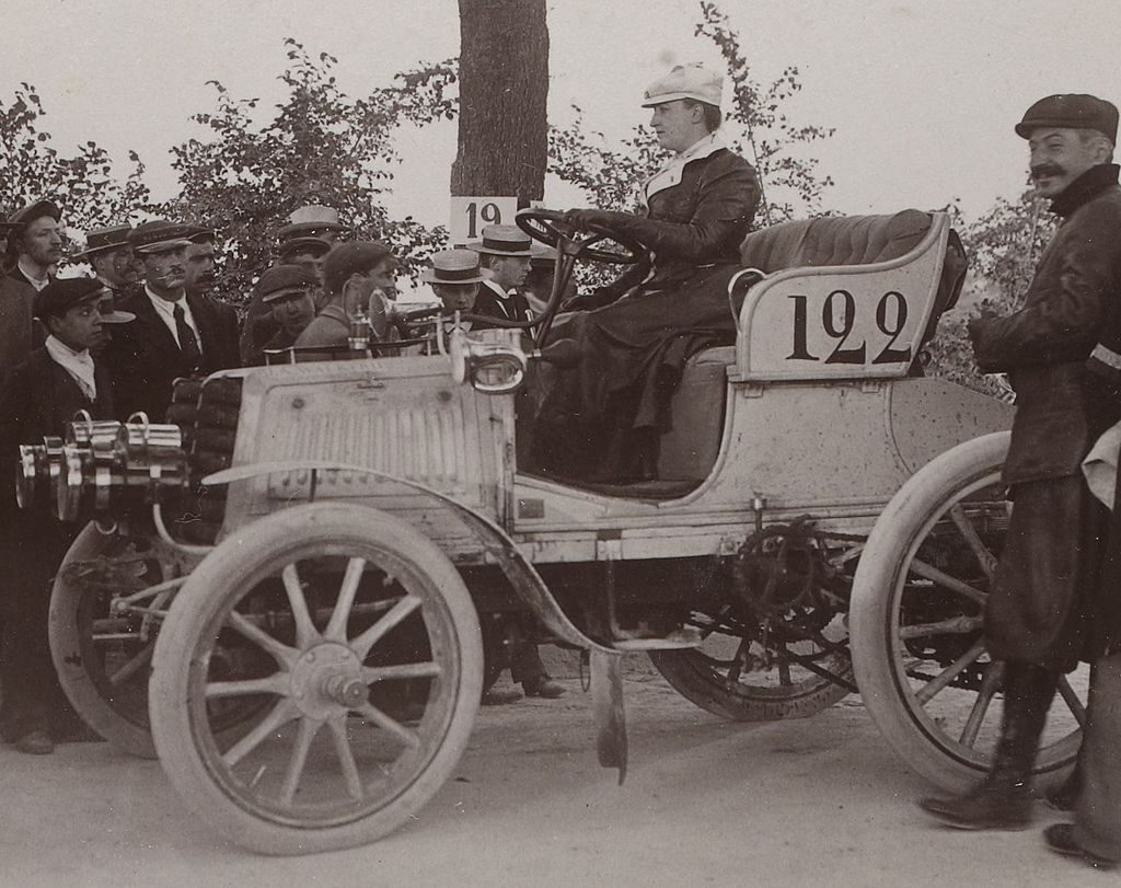 1901 Camille Du Gast une des femmes pilotes sur Panhard-Levassor 20CV, à participer, à la course Paris-Berlin