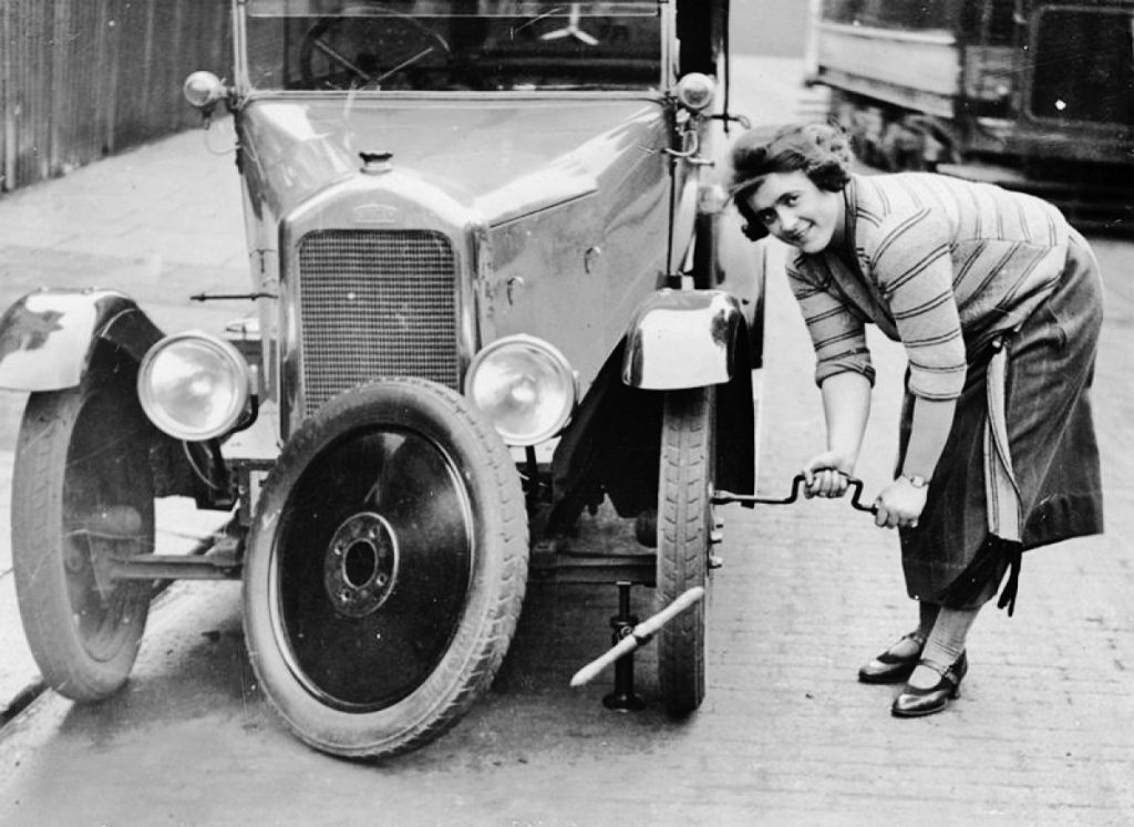 Ivy Cummings avec une Frazer Nash avec un moteur OHC entraîné par un arbre, à Brooklands, lors d'une course de 200 milles au GN Akela