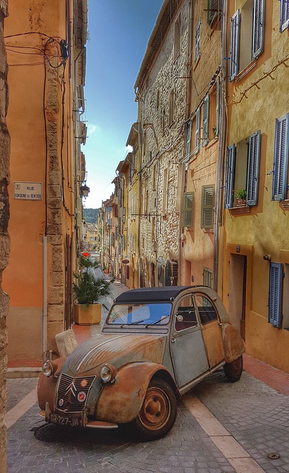 2CV Daniela DAUDE Artiste Création de mobilier avec pièce auto Rallye touristique 2 CV SIN-LE-NOBLE 70 kms possibilité de camping, concert, soirée couscous