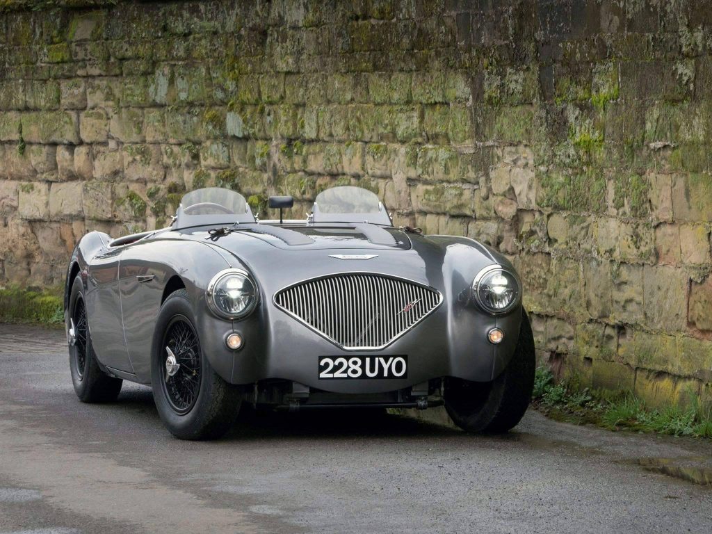 Austin Healey 1955 Daude Danielle artiste Création de mobilier avec pièces auto moto Bourse autos motos LORRIS Exposition voitures motos anciens Jouets anciens Documentations