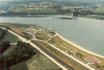 Le lac de Serrières accueille aujourd'hui la vaste base de loisirs du Point Vert Citroën DS plateau Tissier-1970 Mensuel auto SERRIERES de BRIORD 1er dimanche organisation Team Rallye Serrierois Base de loisirs Point Vert Agenda événements autos motos en France de Daniela DAUDE artiste Art auto/moto