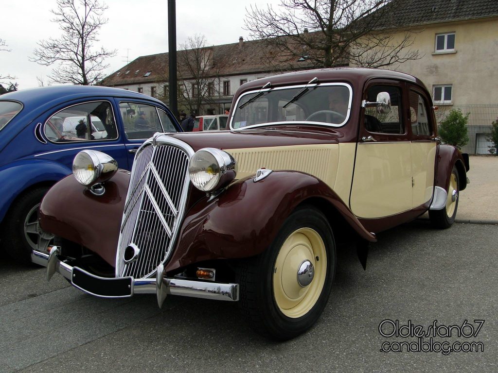 Citroën Traction 11 Légère 1950 Agenda événements autos motos Daniela DAUDE artiste Mobilier avec pièces détachées d'auto et moto. RDV mensuel autos motos SALLES Club C.A.F.E.S