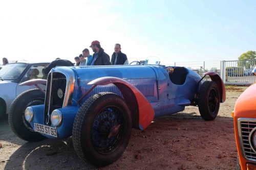 Mensuel autos MAISONS-LAFFITTE 78 dernier dimanche à l'Hippodrome voitures +de 30 ans. Agenda événements autos motos Daniela DAUDE artiste Mobilier avec pièces auto