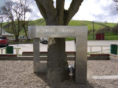 JAMES-DEAN-Le-memorial-sur-le-lieu-de-l-accident 