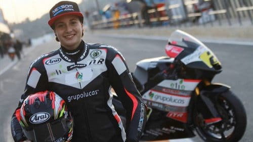 Article rédigé par Daniela DAUDE artiste sur l'univers auto moto Ana Carrasco 1ère femme,hors sidecar, à s'imposer dans une course de championnat du monde.