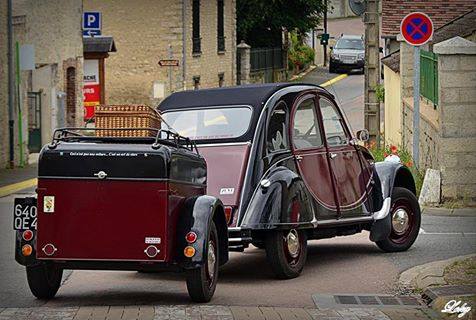 campign car 2cv Agenda événements auto moto de Daniela DAUDE artiste. Mobilier avec pièces auto moto. RDV auto moto CHROTH 4e dimanche septembre. Voitures et motos tout âge