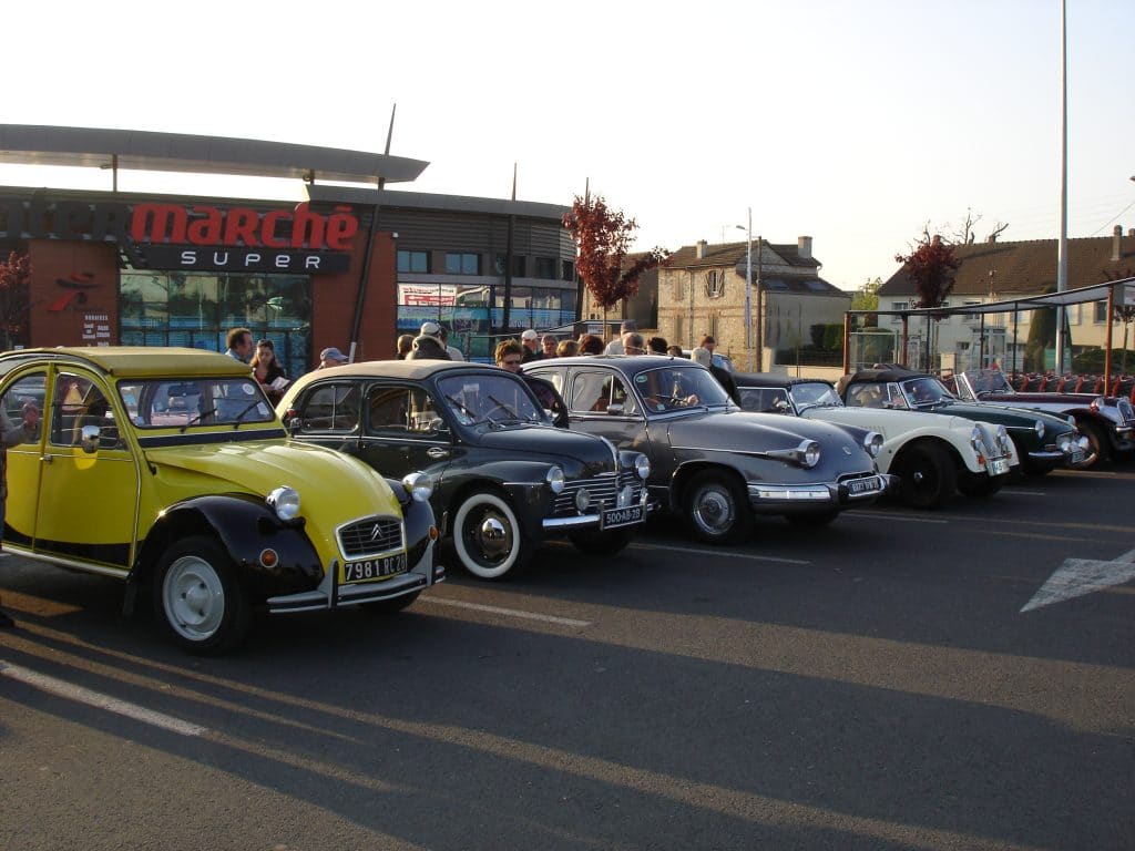 RDV mensuel autos anciennes CHARTRES 2e dimanche de Mars à Novembre Agenda événements autos motos de Daniela DAUDE artiste Art automobile