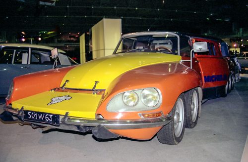 Article rédigé par Daniela DAUDE artiste Mobilier avec pièces auto moto Découvrez la fabuleuse histoire de la Citroën DS Mille-Pattes Michelin avec deux V8