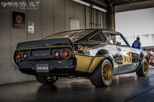 Article rédigé par Daniela DAUDE artiste sur l'univers auto Nissan Skyline GT-R KPGC110 restera la dernière GT-R produite pendant 16 ans jusqu’à la BNR32.