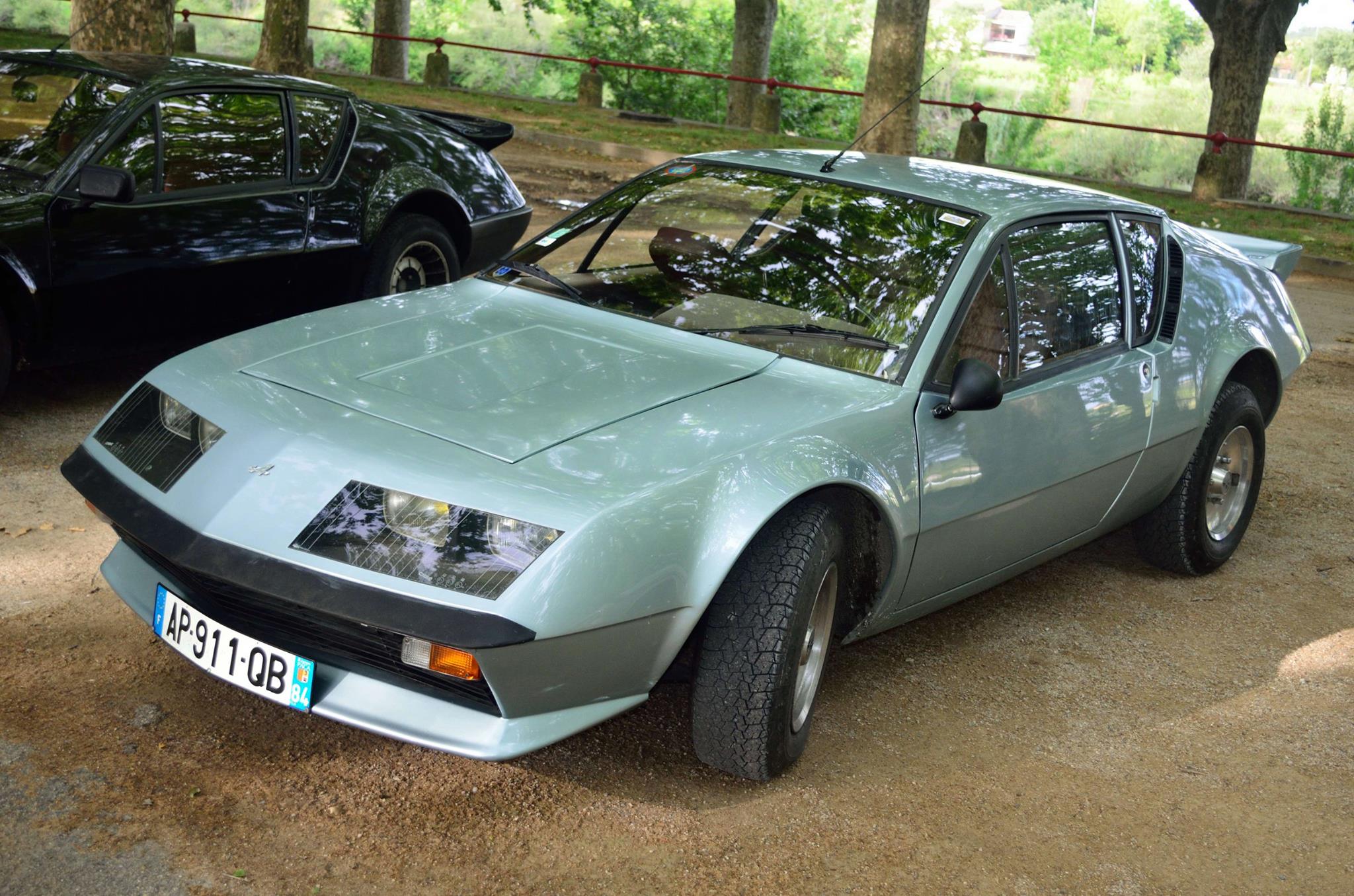 Parade Etiollaise de véhicules anciens ALPINE A 310 V6