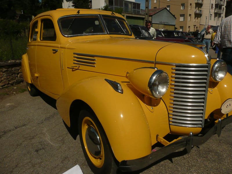 Peugeot berliet dauphine 1938 Exposition de véhicules anciens de PéLUSSIN 2eme dimanche Juin repas offert aux exposants - Agenda événements de Daniela DAUDE artiste Mobilier avec pièces auto moto