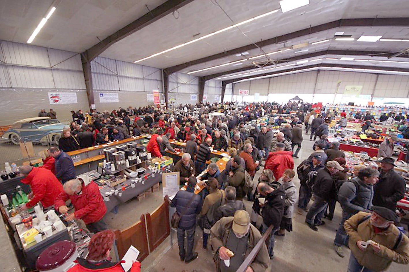 Bourse auto BERGERAC (24) dernier weekend février une des plus grande bourse de France Agenda événements auto moto de Daniela DAUDE artiste mobilier avec pièces auto moto