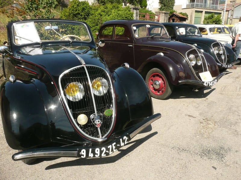 Exposition véhicules anciens PéLUSSIN 2eme dimanche Juin repas offert aux exposants - Agenda événements de Daniela DAUDE artiste Mobilier avec pièces auto moto