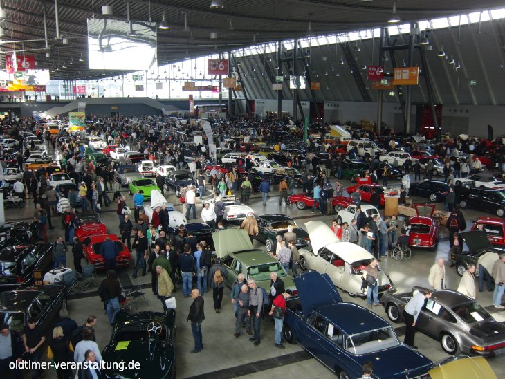 Retro Classics, attire des foules de visiteurs, au parc expositions, c'est le must pour tous les fans d'autos classiques | Agenda d'événements auto moto de Daniela DAUDE artiste Art Automobile