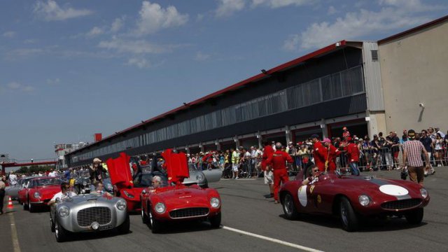 500 Ferrari contre le cancer sur le circuit du Vigeant Rassemblement de plus de 1.000 autos d'exception, baptême de piste à bord d'un bolide pour 20€ La recette est remise au CHU de Poitiers, pour la recherche contre le cancer - Agenda événementS auto de Daniela DAUDE artiste Art Auto