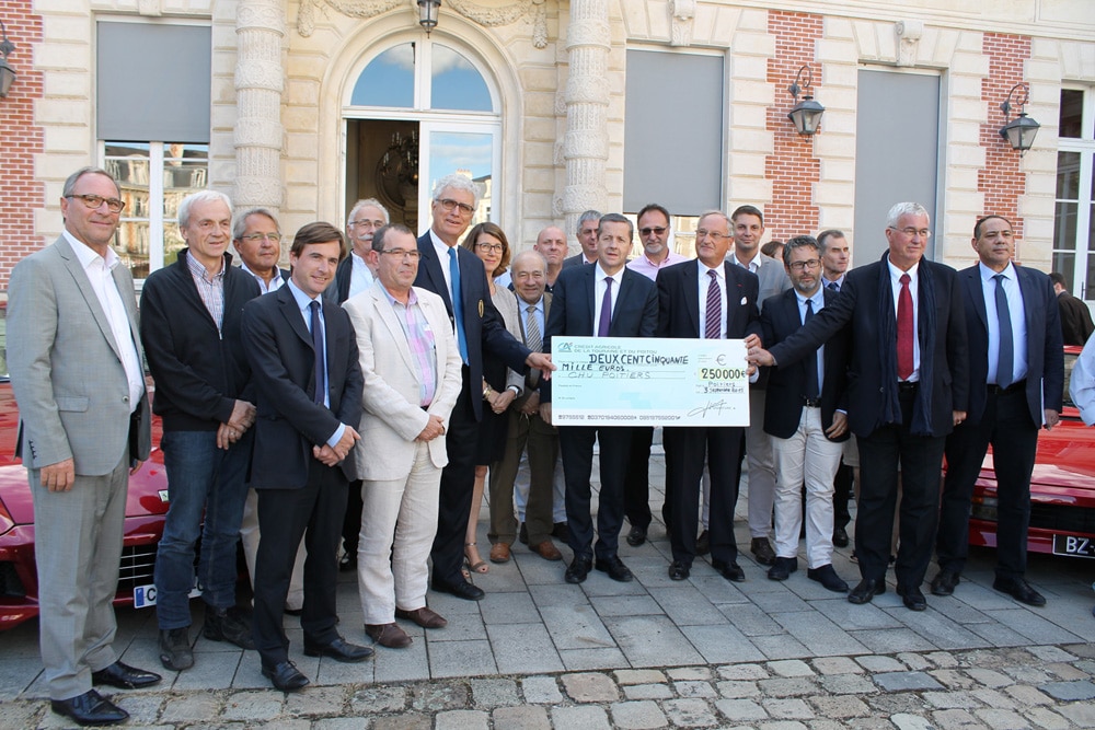 500 Ferrari contre le cancer sur le circuit du Vigeant Rassemblement de plus de 1.000 autos d'exception, baptême de piste à bord d'un bolide pour 20€ La recette est remise au CHU de Poitiers, pour la recherche contre le cancer - Agenda événementS auto de Daniela DAUDE artiste Art Auto