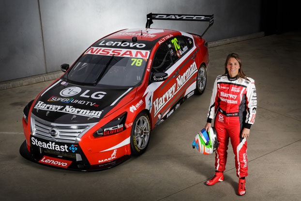 Simona de Silvestro, 1ère pilote automobile féminine européenne à temps plein, à manœuvrer en Supercars