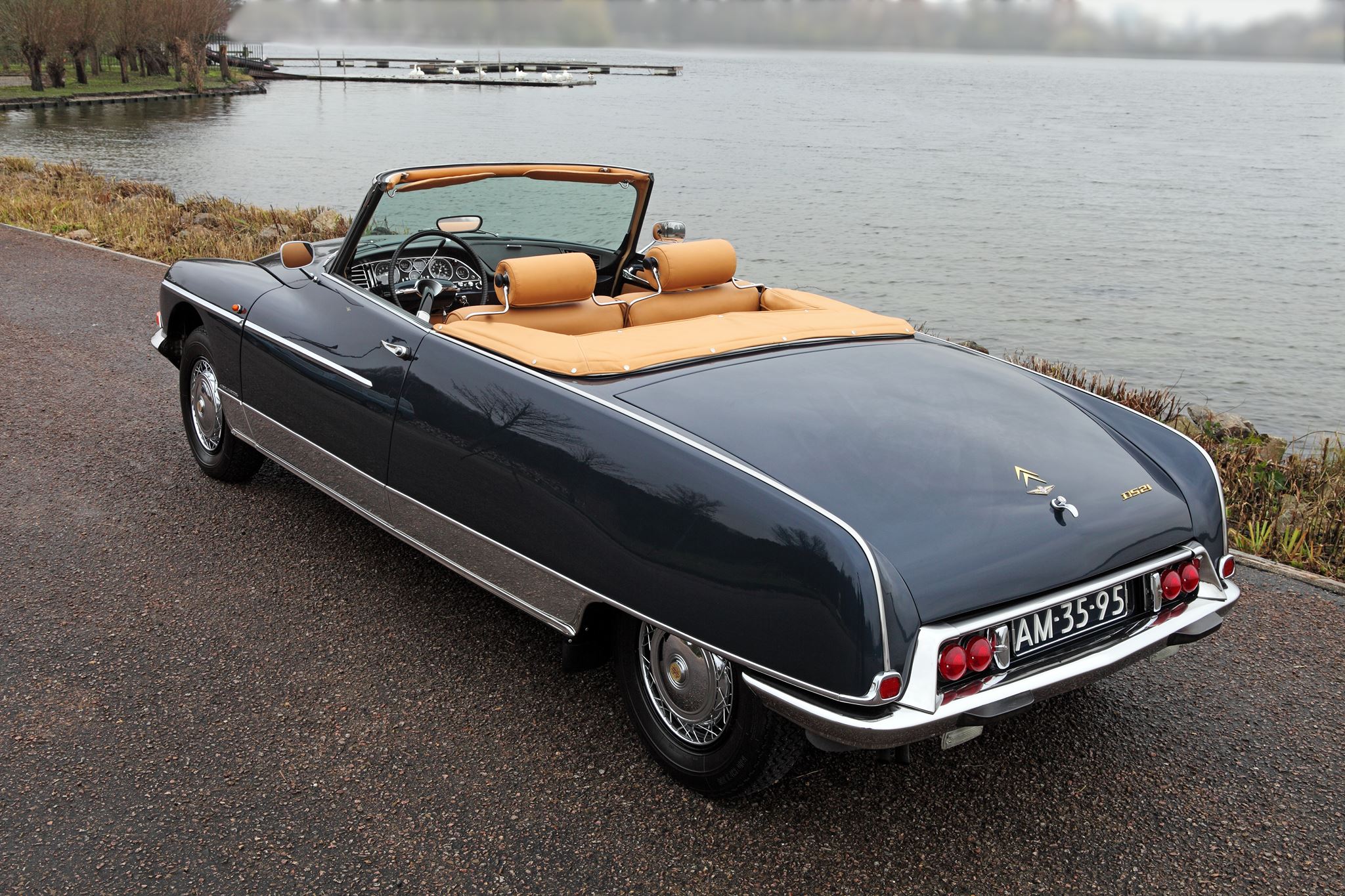 1968 Citroen Ds21 Cabriolet. Ce modèle est le premier et le seul avec un nouveau nez. Rendez-vous mensuel EZANVILLE