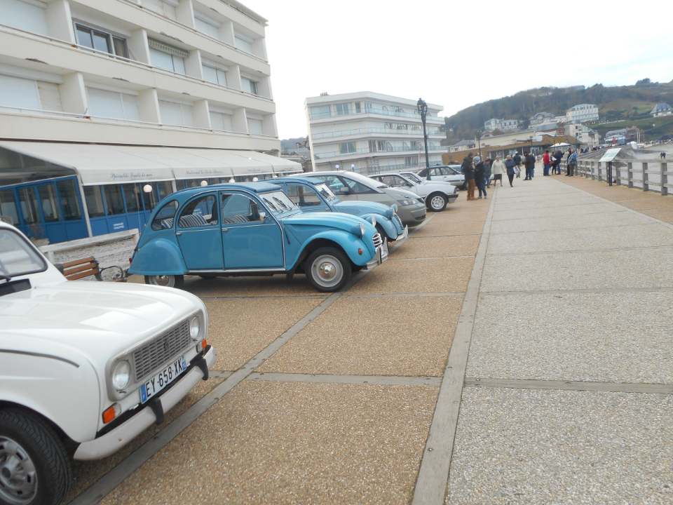  Mensuel auto ETRETAT est organisé par  Vespa Club Côte Normande